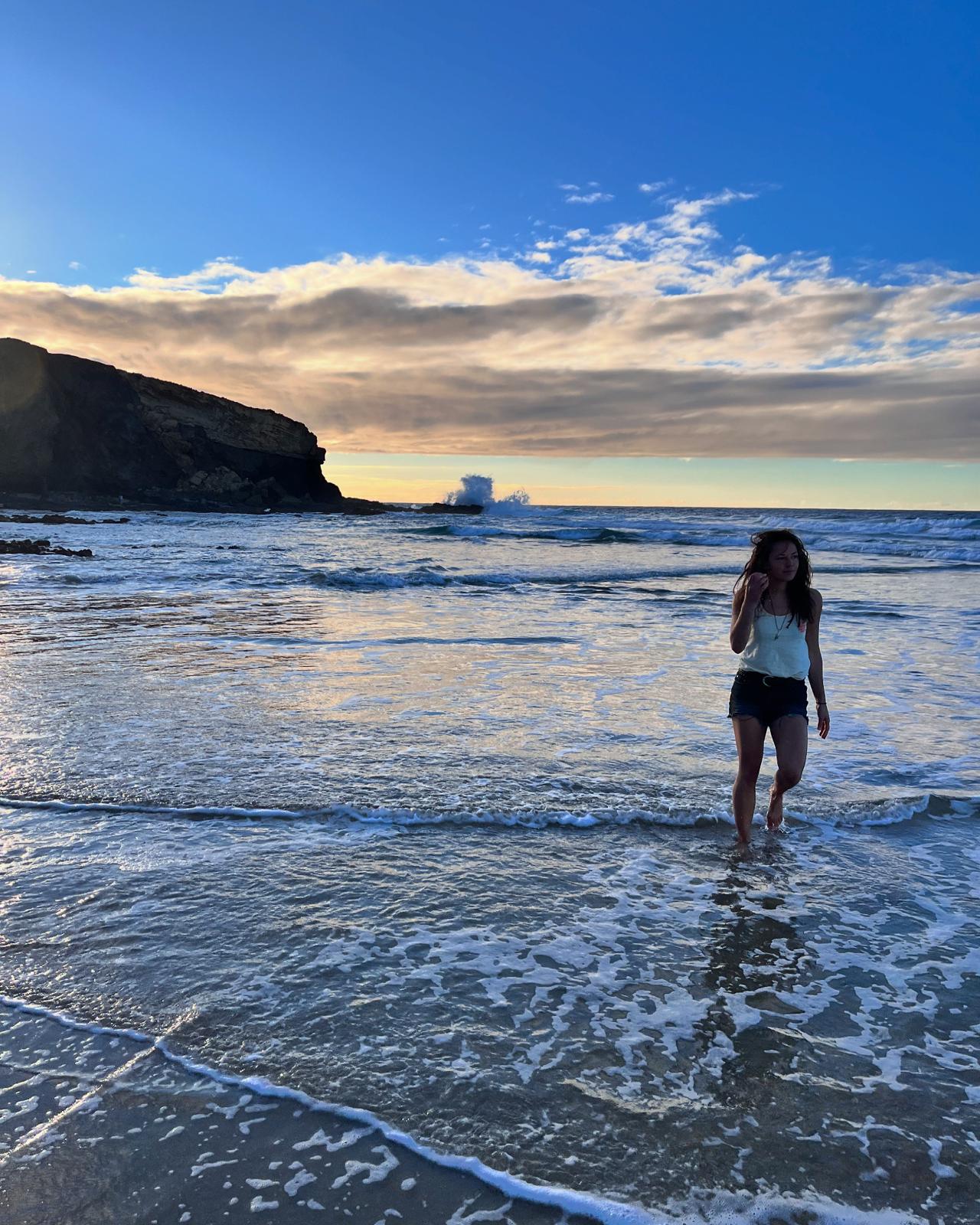 Sina Weise am Strand bei Sonnenuntergang